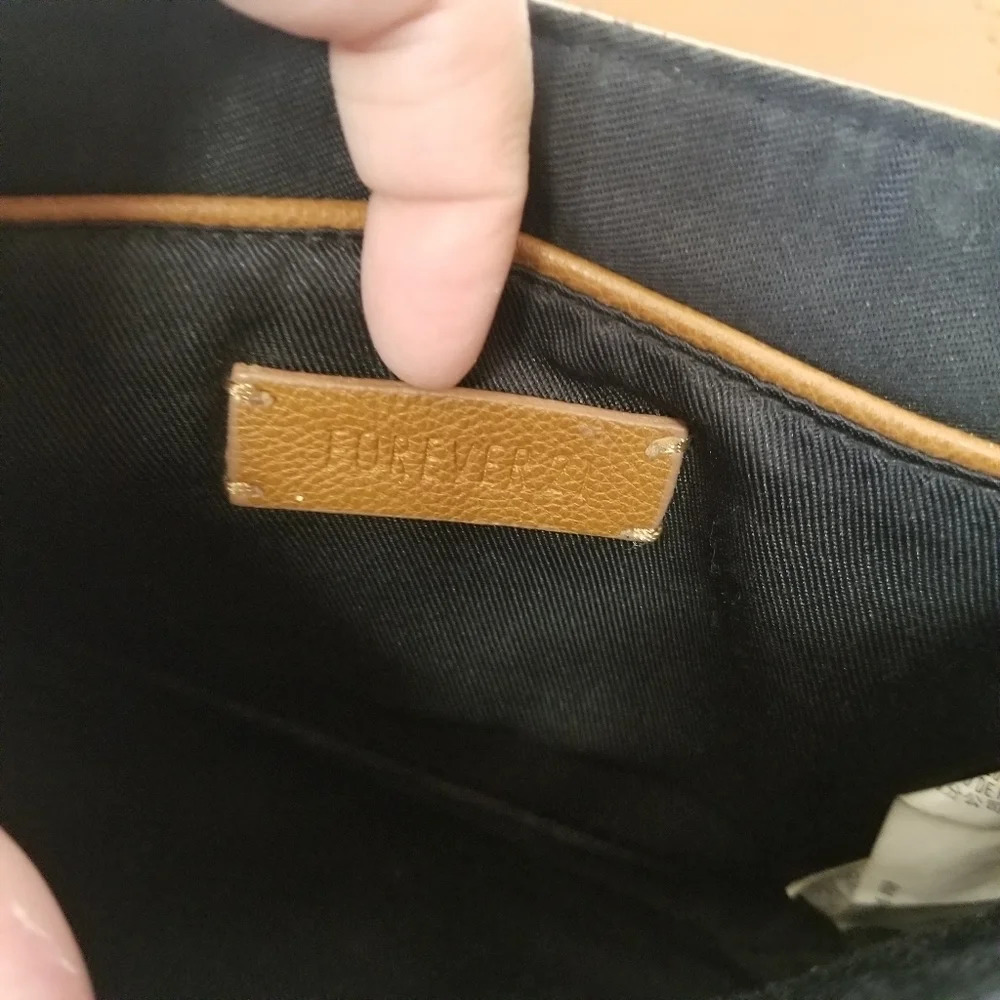 Forever 21 Faux Leather Crossbody Purse with Gold Chain - Picture 3 of 6